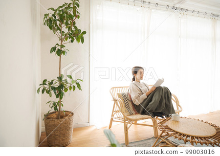 放鬆在屋子裡的婦女 99003016