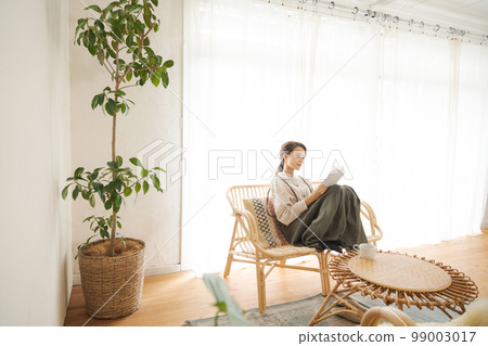 放鬆在屋子裡的婦女 放鬆在屋子裡的婦女 99003017