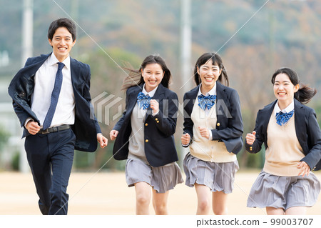 在校園裡奔跑的高中女生和男生 99003707