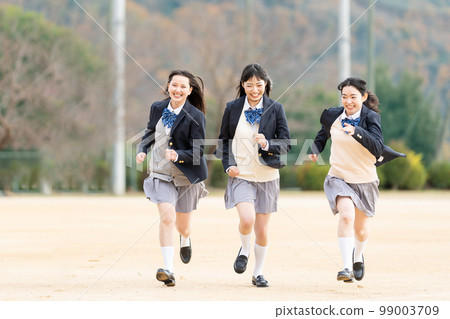 在校園裡奔跑的女高中生 99003709