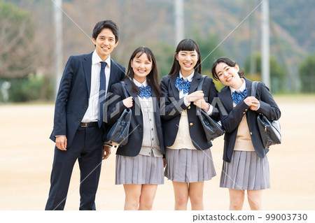 高中女生和男生在校園裡排隊 99003730