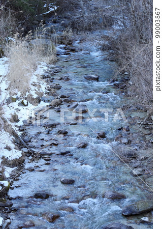 冬天岸邊有積雪的諾索科河[河流][風景] 99003867