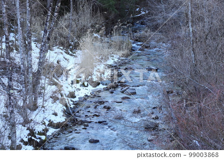 Nosoko River with snow remaining on the shore in winter [River] [Landscape] 99003868