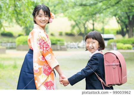 Graduation ceremony hakama sisters 99003962