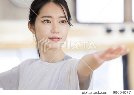 在健身房做瑜伽的年輕女子 99004077