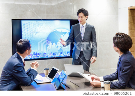 Businessman having a meeting in the conference room Photo cooperation: WEEK Shibadaimon (Sun Frontier Fudousan) Businessman having a meeting in the conference room Photo cooperation: WEEK Shibadaimon (Sun Frontier Fudousan) 99005261
