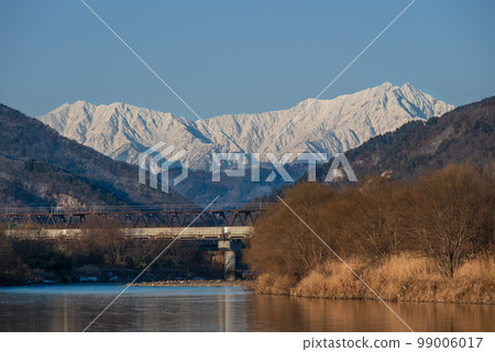 A view of the Northern Alps and the Saigawa Bridge shining in the morning sun from the Saigawa riverbed 99006017