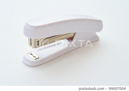 白色背景上的訂書機 99007004