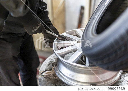 Mechanic who changes and recombines tires 99007589