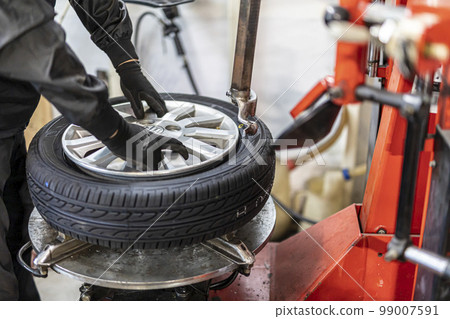 更換和重新組合輪胎的技工 99007591