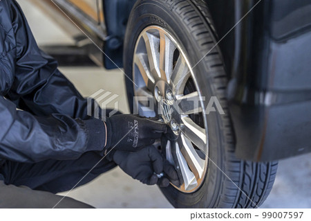 Mechanic who changes and recombines tires 99007597