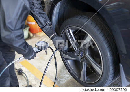 Mechanic who changes and recombines tires 99007700