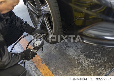 Mechanic who changes and recombines tires Mechanic who changes and recombines tires 99007702