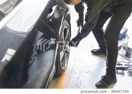 Mechanic who changes and recombines tires 99007704