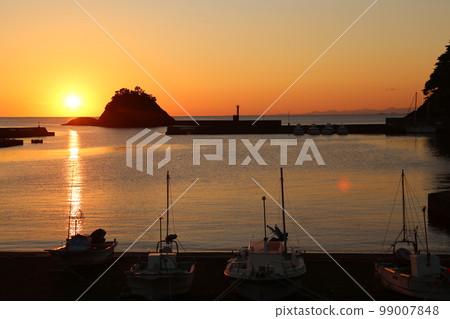 Nishina Port in Nishiizu Town dyed in madder Nishina Port in Nishiizu Town dyed in madder 99007848