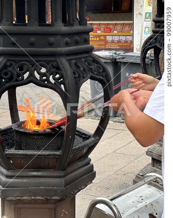 在中國寺廟燒香 99007959