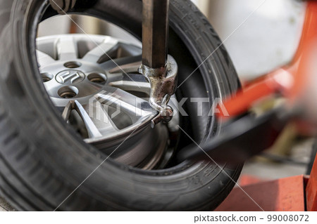 Mechanic who changes and recombines tires 99008072