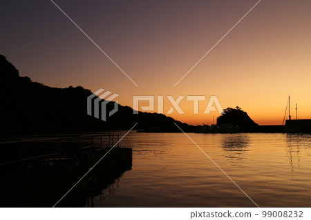 被茜草染紅的西伊豆町西名港 99008232