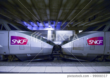 TGV articulation (French high-speed trains) 99008317