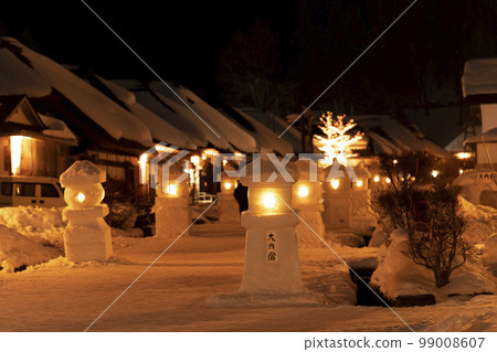 白雪皚皚的大內宿冰雪節街景與雪燈籠福島縣下鄉町 99008607