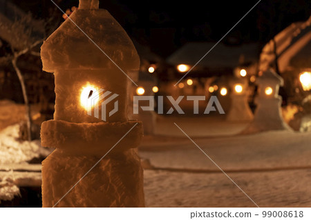 白雪皚皚的大內宿冰雪節街景與雪燈籠福島縣下鄉町 99008618
