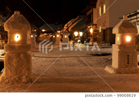 白雪皚皚的大內宿冰雪節街景與雪燈籠福島縣下鄉町 99008619