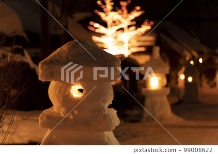 白雪皚皚的大內宿冰雪節街景與雪燈籠福島縣下鄉町 99008622