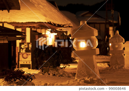 白雪皚皚的大內宿冰雪節街景與雪燈籠福島縣下鄉町 99008646