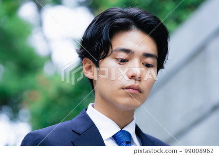 走在戶外的年輕商人 走在戶外的年輕商人 99008962