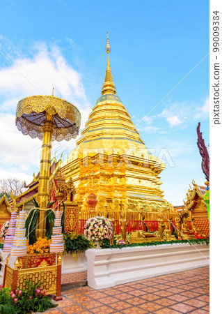 Golden pagoda at Phra That Doi Suthep Temple in Chiang Mai, Thailand. 99009384