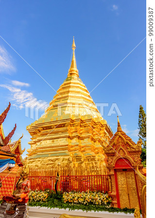Golden pagoda at Phra That Doi Suthep Temple in Chiang Mai, Thailand. 99009387