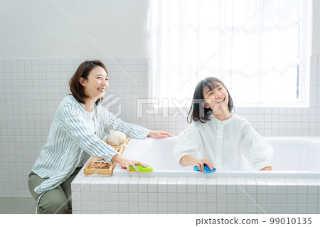 Parents and children cleaning the bath 99010135