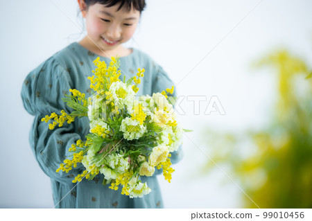 girl with a bouquet of mimosas 99010456