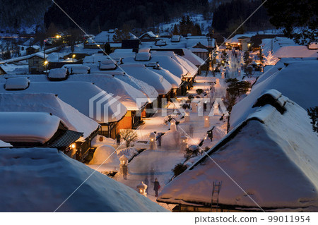 白雪皚皚的大內宿冰雪節街景與雪燈籠福島縣下鄉町 白雪皚皚的大內宿冰雪節街景與雪燈籠福島縣下鄉町 99011954