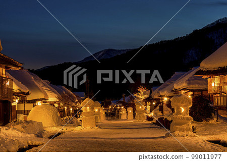 白雪皚皚的大內宿冰雪節街景與雪燈籠福島縣下鄉町 99011977