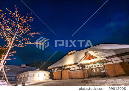 白雪皚皚的大內宿冰雪節街景與雪燈籠福島縣下鄉町 白雪皚皚的大內宿冰雪節街景與雪燈籠福島縣下鄉町 99012008
