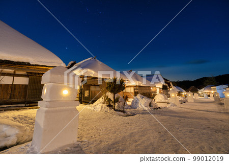 白雪皚皚的大內宿冰雪節街景與雪燈籠福島縣下鄉町 99012019