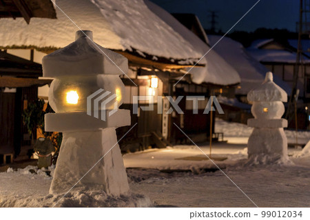 白雪皚皚的大內宿冰雪節街景與雪燈籠福島縣下鄉町 99012034