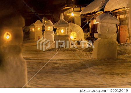 白雪皚皚的大內宿冰雪節街景與雪燈籠福島縣下鄉町 99012049