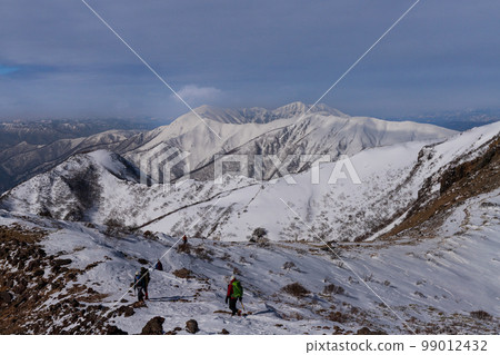 冬季從那須山登山攀登劍峰的景色 99012432