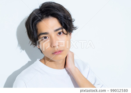 A man in his twenties in a white T-shirt 99012580