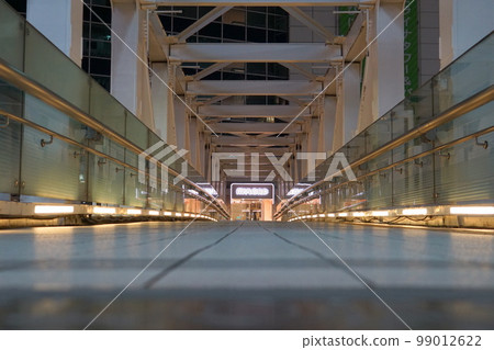 城市夜景，連接走廊連接建築物 99012622