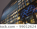 晚上抬頭看商業大樓的外觀 99012624