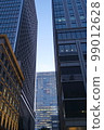 從市中心的摩天大樓谷看到的另一棟建築 99012628