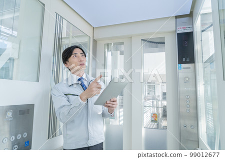 檢查電梯的工作服的人 99012677