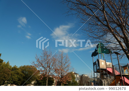 在附近的公園散步 在附近的公園散步 99012678