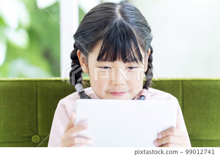 Child, girl, elementary school student, tablet PC 99012741