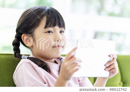 Child, girl, elementary school student, tablet PC Child, girl, elementary school student, tablet PC 99012742