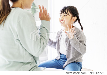 父母和孩子,母親和孩子,家庭,家庭,女人,母親,孩子 父母和孩子,母親和孩子,家庭,家庭,女人,母親,孩子 99012776