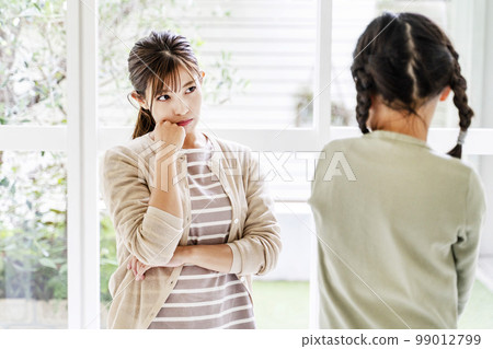 mother angry at child 99012799